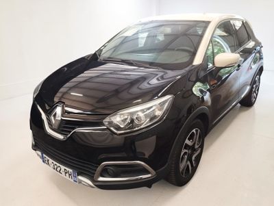 l'avant d'une voiture noire et blanche dans une pièce blanche