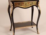 une table noire et dorée avec une étagère en dessous