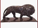 statue d'un lion posée sur un socle en bois, sur fond blanc