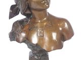 buste en bronze représentant une femme coiffée d'un turban, posé sur un socle en bois