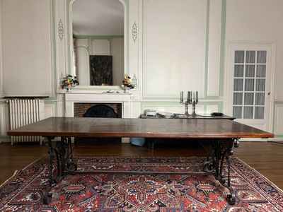Table à plateau parqueté en chêne et piétement en fer forgé …