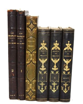 plusieurs vieux livres sont alignés sur une surface blanche