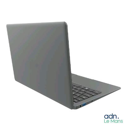 un ordinateur portable posé sur une surface blanche