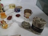 de nombreux parfums différents exposés sur une table