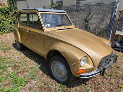 une petite voiture garée dans l'herbe