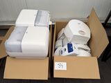 deux cartons contenant de nombreux objets