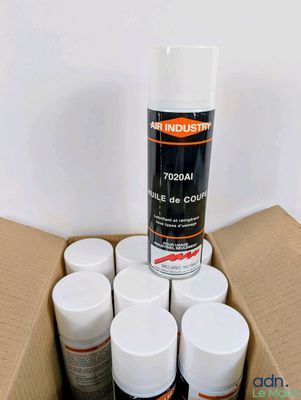 six pots de peinture dans une boîte en carton posée sur une table