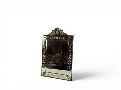 une image représentant un miroir dans lequel on voit le reflet d'un chien