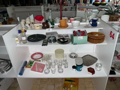 une armoire blanche sur laquelle sont posés de nombreux objets