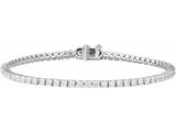 un bracelet de tennis en diamants sur fond blanc