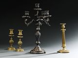trois bougies placées l'une à côté de l'autre sur une table