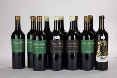 six bouteilles de vin rouge sont alignées