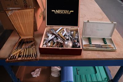 une boîte d'argenterie posée sur une table sur laquelle se trouve une autre boîte d'argenterie