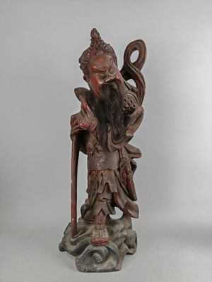 statue d'un homme à la longue barbe tenant un bâton