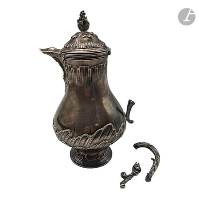une cafetière en argent avec une anse, sur fond blanc