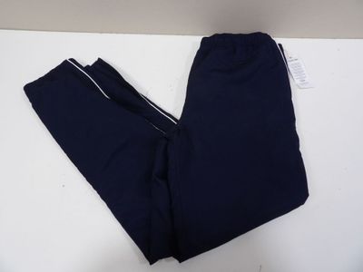 un gros plan sur un pantalon posé sur une table