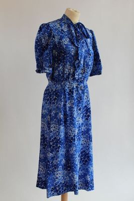 une robe à fleurs bleue et blanche sur un mannequin