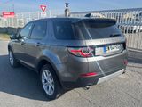 une photo d'une voiture garée sur le bord de la route