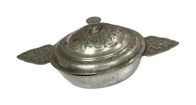 un plat ancien en argent avec un couvercle, sur fond blanc