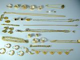 beaucoup de bijoux en or sur une surface blanche