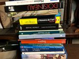 plusieurs livres empilés sur une table
