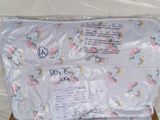 un sac en plastique transparent posé sur une boîte en carton