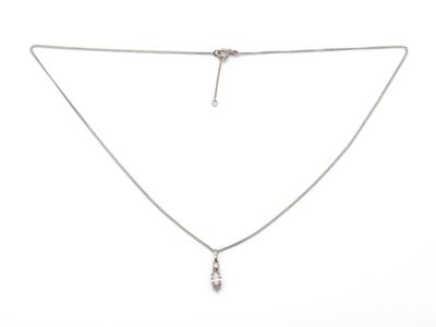 un collier en or blanc avec un pendentif en diamant au bout d'une chaîne