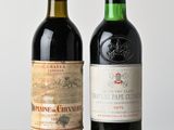 deux bouteilles de vin posées sur une table l'une à côté de l'autre