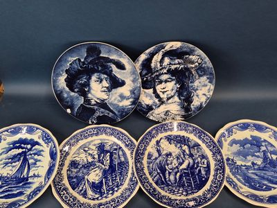 six assiettes bleues et blanches sur lesquelles figurent les portraits d'un homme et d'une femme