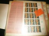 la photo d'un livre portant de nombreux timbres