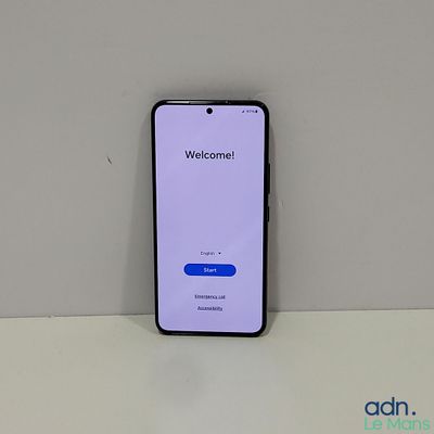 gros plan d'un téléphone portable posé sur une table