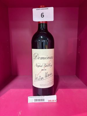 une bouteille de vin posée sur une étagère