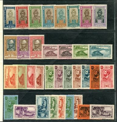 une collection de timbres provenant de différents pays, sur lesquels figurent notamment l'image d'un homme et d'une femme