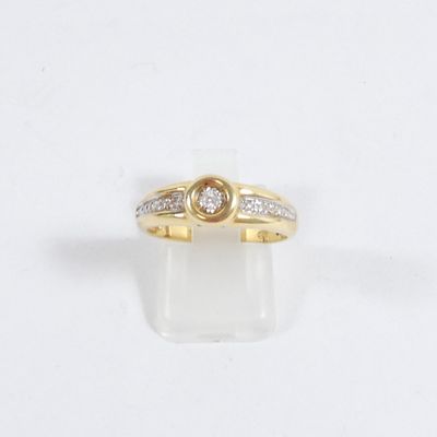 une bague en or jaune avec un diamant serti au centre