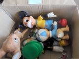 une boîte en carton contenant tout un tas de figurines