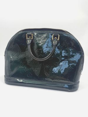 sac à main bleu et noir sur fond blanc