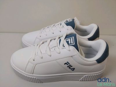 baskets blanches avec des touches de bleu sur un fond blanc