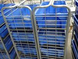 de nombreux bacs en plastique bleus empilés les uns sur les autres