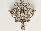 une image représentant une broche ornée d'une multitude de diamants