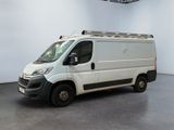 la photo d'une camionnette blanche garée dans une pièce