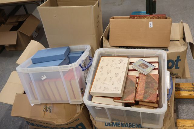 9 cartons comprenant les œuvres de Henry TROYAT en 11 volumes, le...