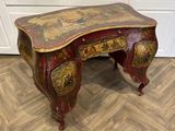 un bureau ancien peint, muni de tiroirs, surmonté d'autres tiroirs