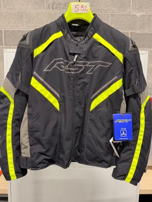 un gros plan d'une veste de motard exposée dans un magasin