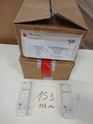 une boîte contenant deux télécommandes et sur laquelle est apposée une étiquette
