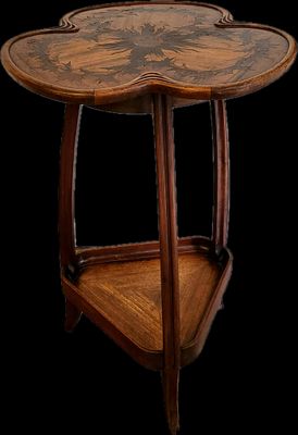 une image représentant une table en bois ornée d'un motif floral