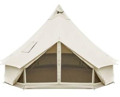 La grande tente blanche est installée sur le côté du bâtiment.