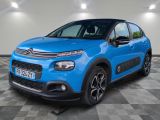 Une Citroën bleue est garée dans une grande pièce