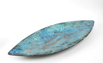 un gros objet métallique sur lequel est apposé un autocollant bleu