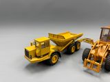 deux camions jouets assis l'un à côté de l'autre