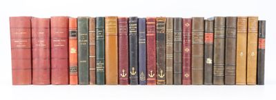 plusieurs vieux livres sont alignés sur une surface blanche